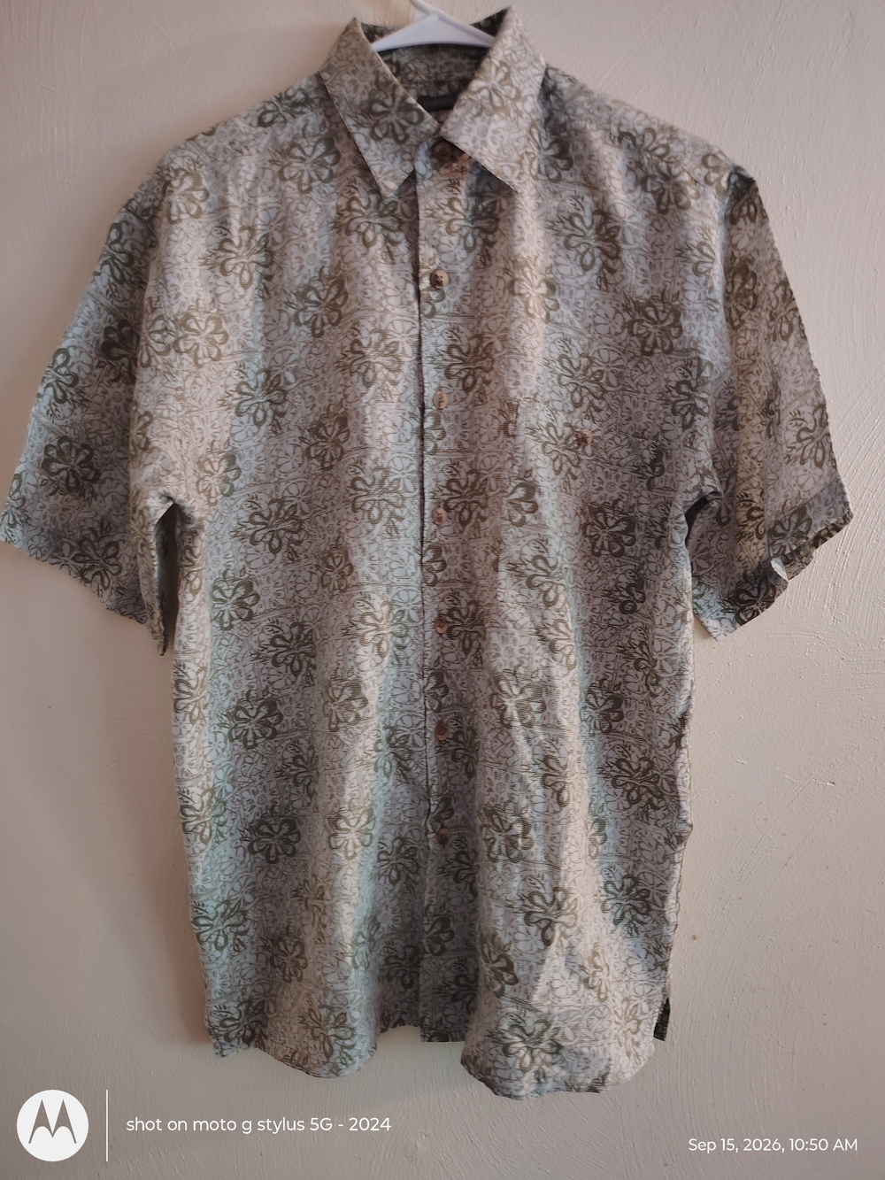 Bruno Sueded Sz medium Shirt Short Sleeve color Gray and white Hawaiin floral